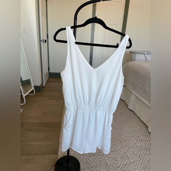 White lace detail romper. - Picture 2 of 4